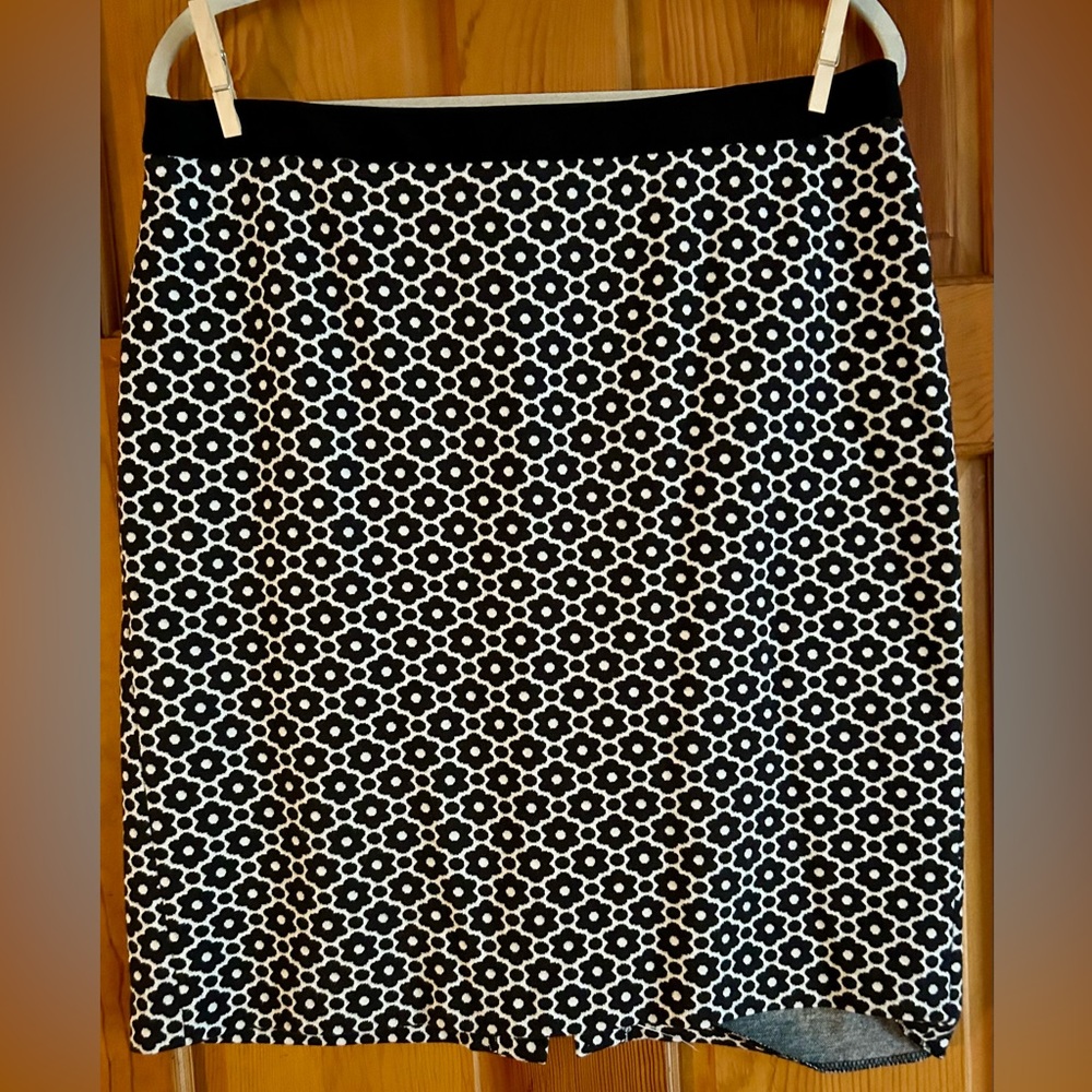 Talbots petite 14 skirt. Flowers, black and white, stretchy